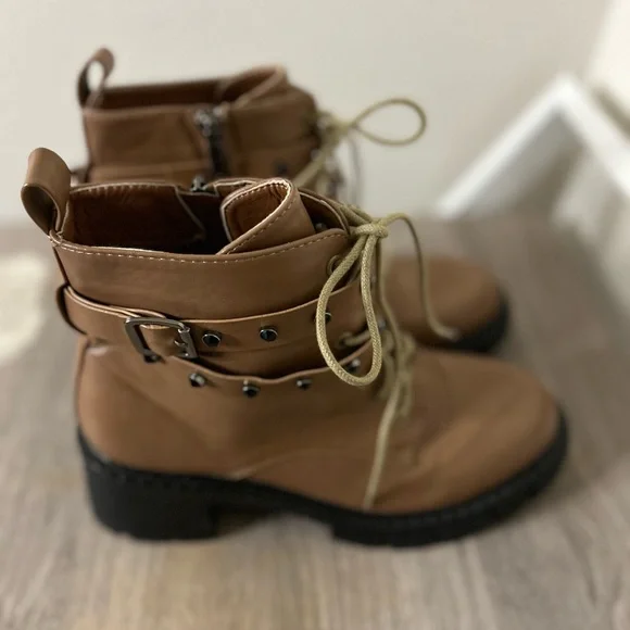 Stylish Tan Ankle Boots - Picture 1 of 7